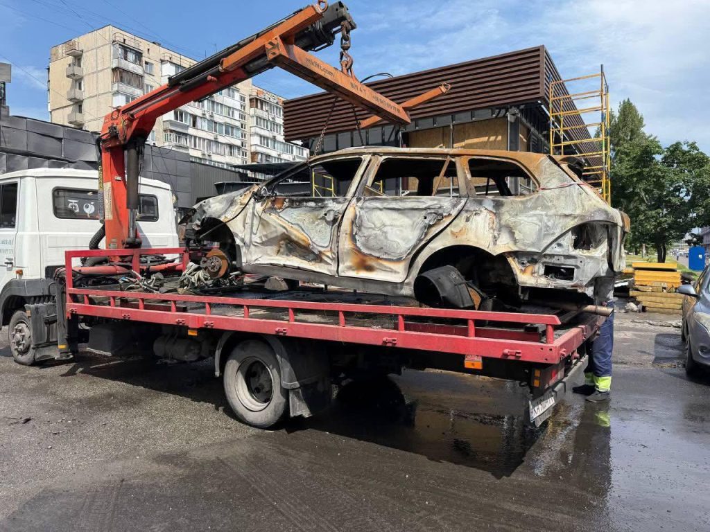 Пошкоджені обстрілами та покинуті автівки: як у Києві очищують двори та дороги