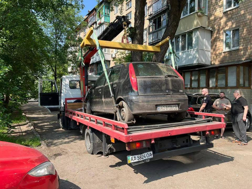 Пошкоджені обстрілами та покинуті автівки: як у Києві очищують двори та дороги 1 Евакуатор перевозить покинуті автівки на спеціальний майданчик