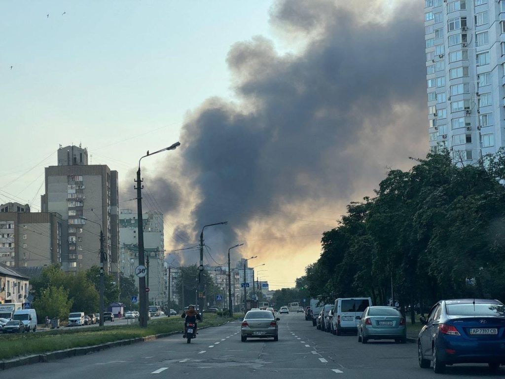 У Києві ворог вночі атакував 27 локацій: наслідки 2 Дарницький район, дим за багатоповерхівками