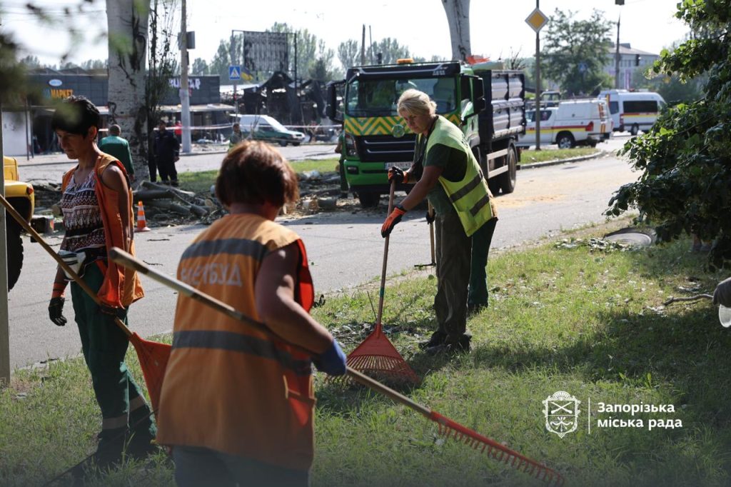 Зруйнована Нова пошта та пошкоджені будинки: наслідки атаки по Запоріжжю 4 Комунальники прибирають прибудинкові території та поблизу зруйнованих підприємств