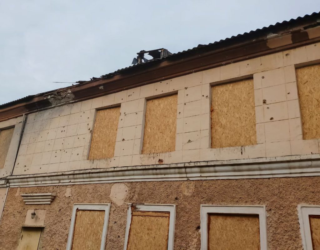 Росія атакувала Нікопольський район на Дніпропетровщині: загинула людина 4 Вибиті вікна закрили OSB-плитами