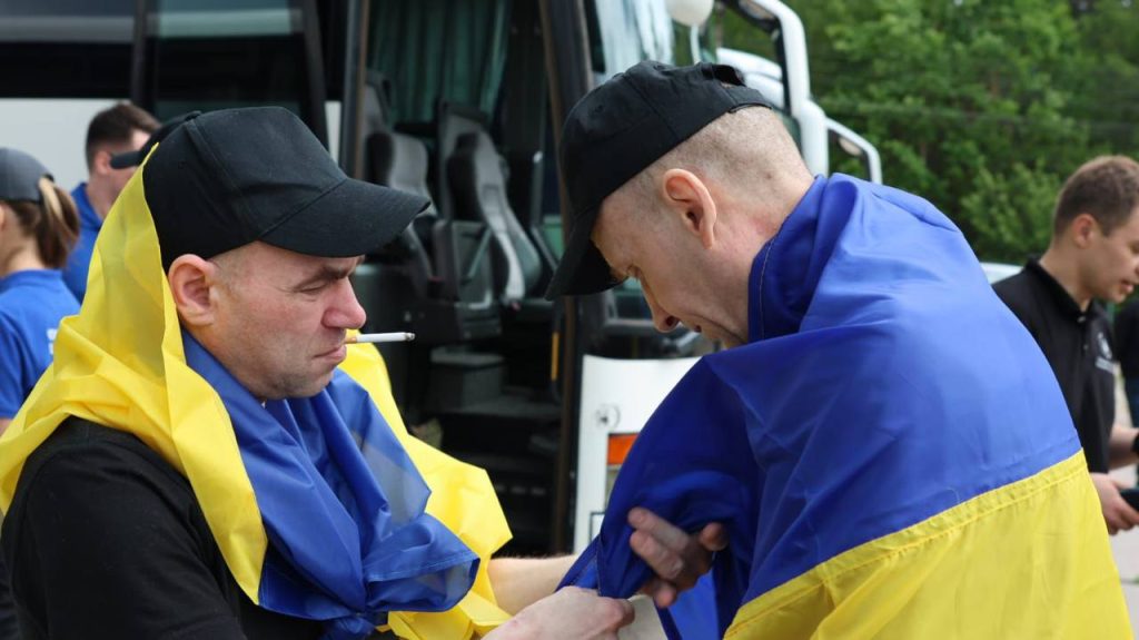 З російського полону повернули ще одну групу тяжкохворих захисників 6 Українські захисники, яких визволили з російської неволі