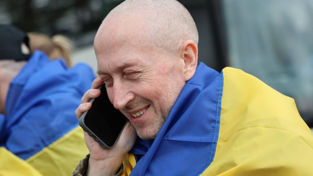 З російського полону повернули ще одну групу тяжкохворих захисників 1 Захисник телефонує рідним після повернення до України