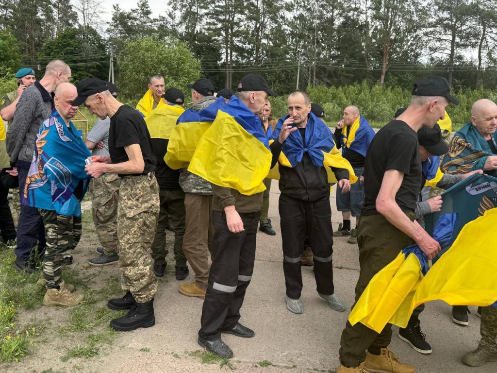 З російського полону повернули ще одну групу тяжкохворих захисників 2 Військовослужбовці, яких повернули під час чергового обміну полоненими