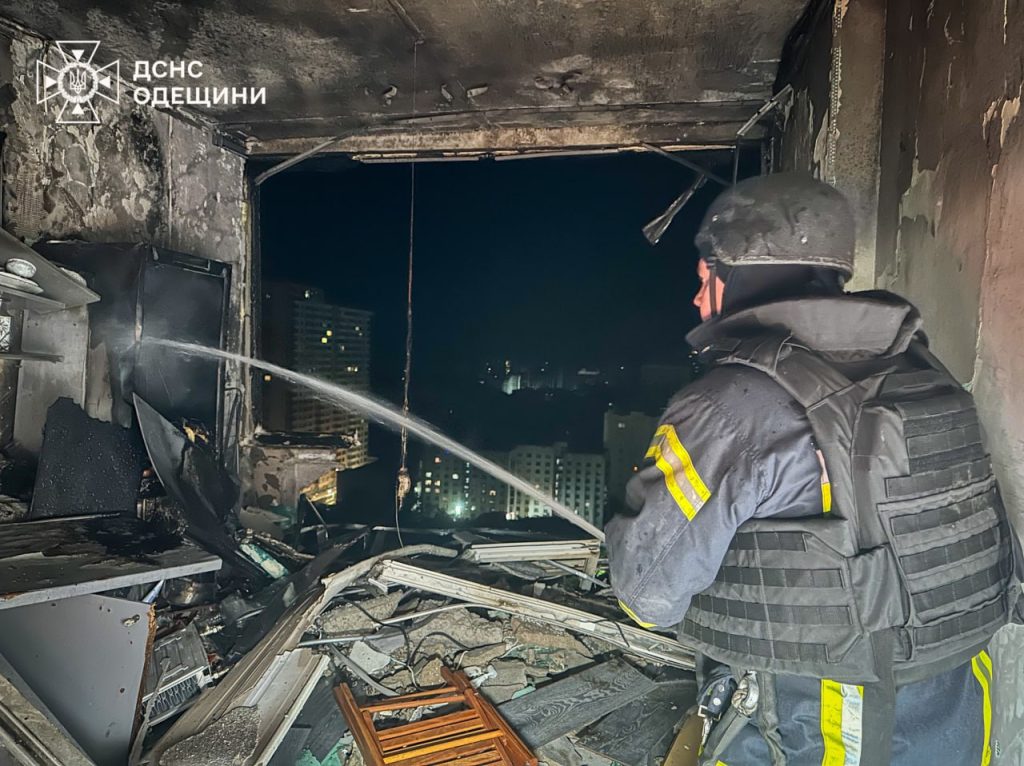 Удар по Одесі: чотириповерхівка згоріла дотла, постраждали рятувальники та цивільні 3 Рятувальник гасить загорання в зруйнованій квартирі