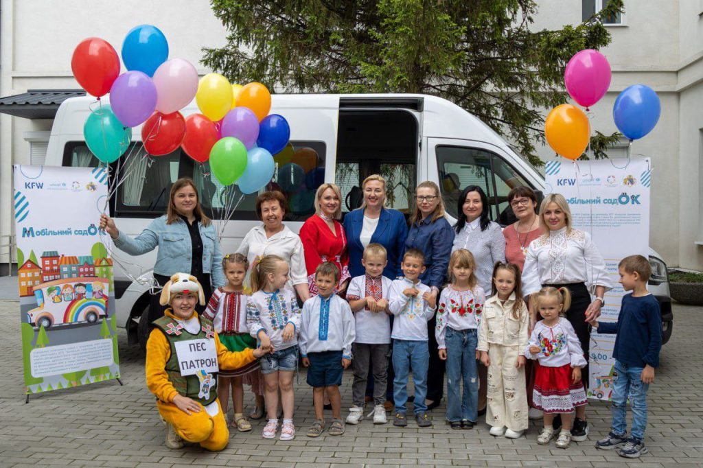На Дніпропетровщині діє перший мобільний дитсадок: як працює 2 Діти та команда проєкту біля транспорту, який надали для доїзду спеціалістів