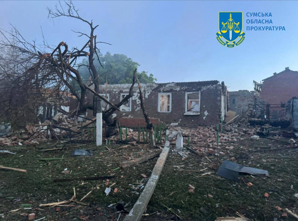 Зруйнований унаслідок російського обстрілу будинок