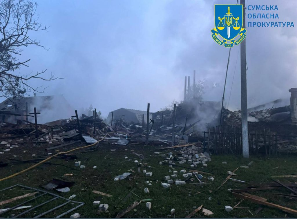 Наслідки обстрілу на одній із вулиць