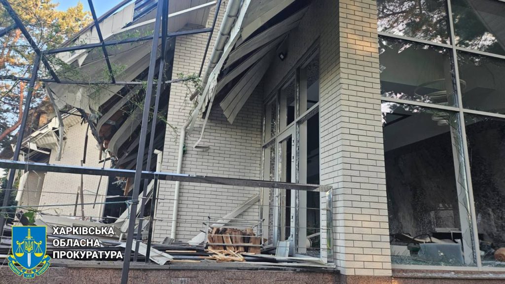 Харків під ударом: росія застосувала сім дронів, є травмовані 2 Понівечена будівля у Харкові