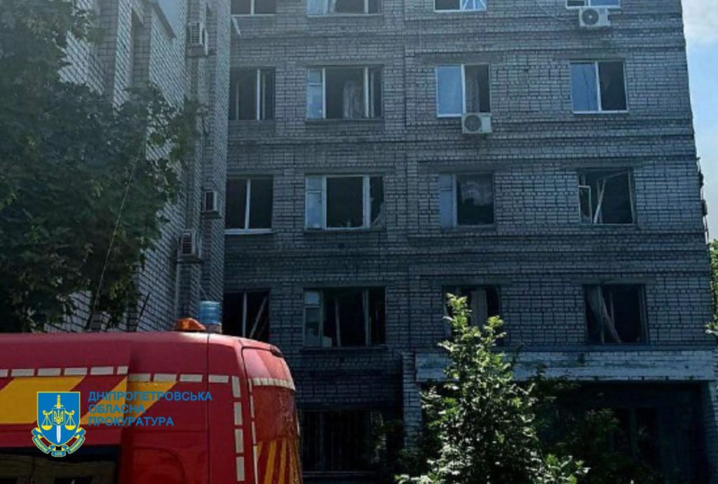Збільшилася кількість загиблих через ракетний удар по Дніпру 24 червня 1 Вибиті через обстріл вікна