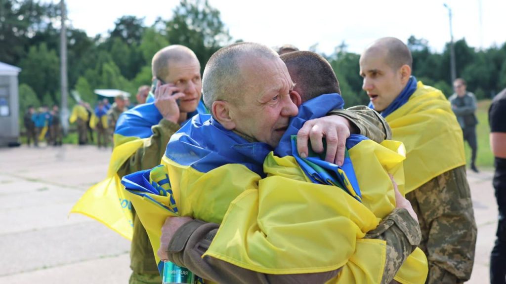 Наймолодшому 24 роки, найстаршому – 62: відбувся ще один обмін полоненими