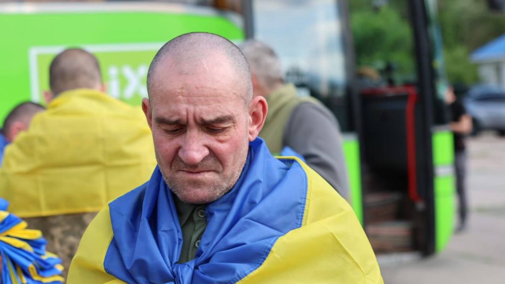Наймолодшому 24 роки, найстаршому – 62: відбувся ще один обмін полоненими 4 Український захисник, звільнений з полону росії