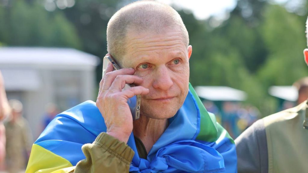 Наймолодшому 24 роки, найстаршому – 62: відбувся ще один обмін полоненими 7 Після повернення до України воїни телефонують рідним