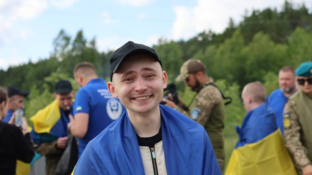 Наймолодшому 24 роки, найстаршому – 62: відбувся ще один обмін полоненими 6 Один із молодих захисників, який повернувся додому