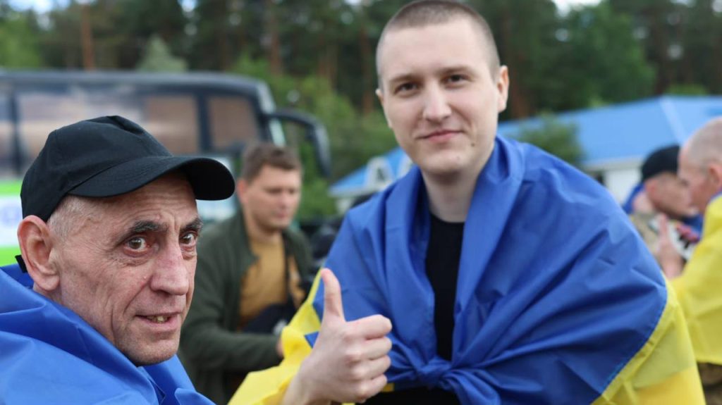 Наймолодшому 24 роки, найстаршому – 62: відбувся ще один обмін полоненими 8 Під час обміну повернули молодих та хворих захисників