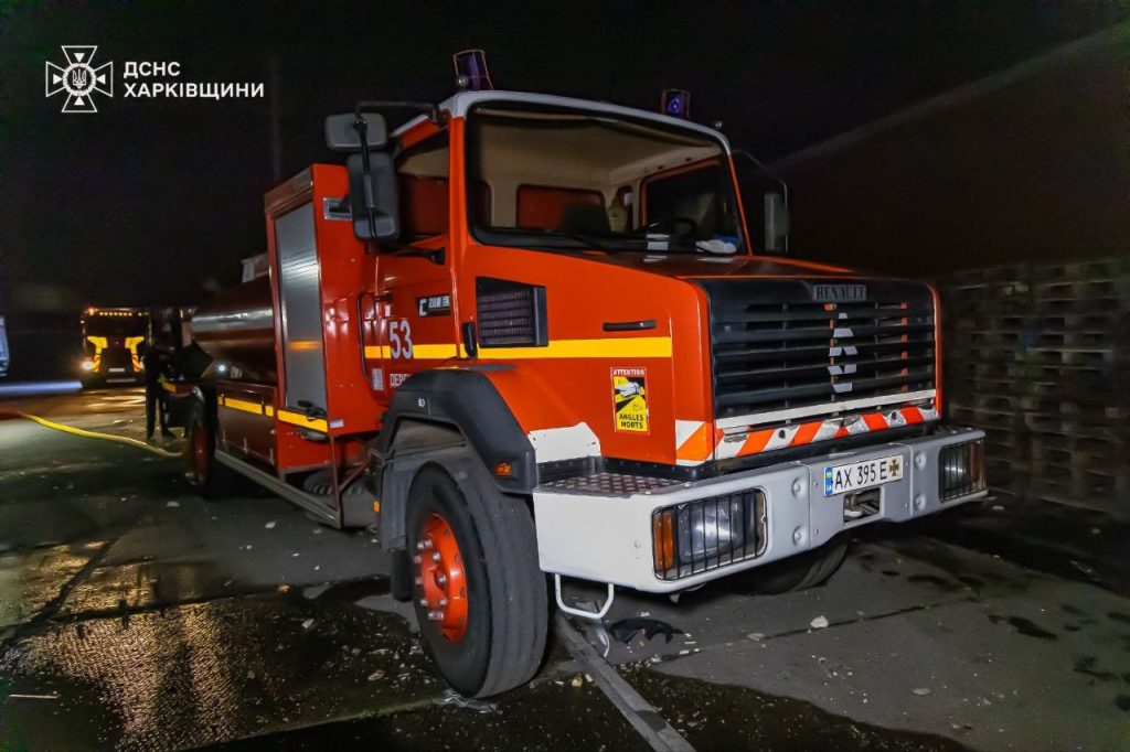 Ударні безпілотники вночі атакували Харківщину: постраждали вісім людей 1 Пожежний автомобіль, за допомогою якого гасили пожежу після російської атак