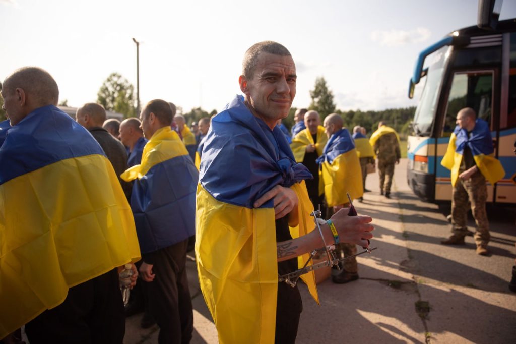 Відбувся перший етап повернення з полону важкопоранених і поранених воїнів (фото) 6 важкопоранений військовий, обмін