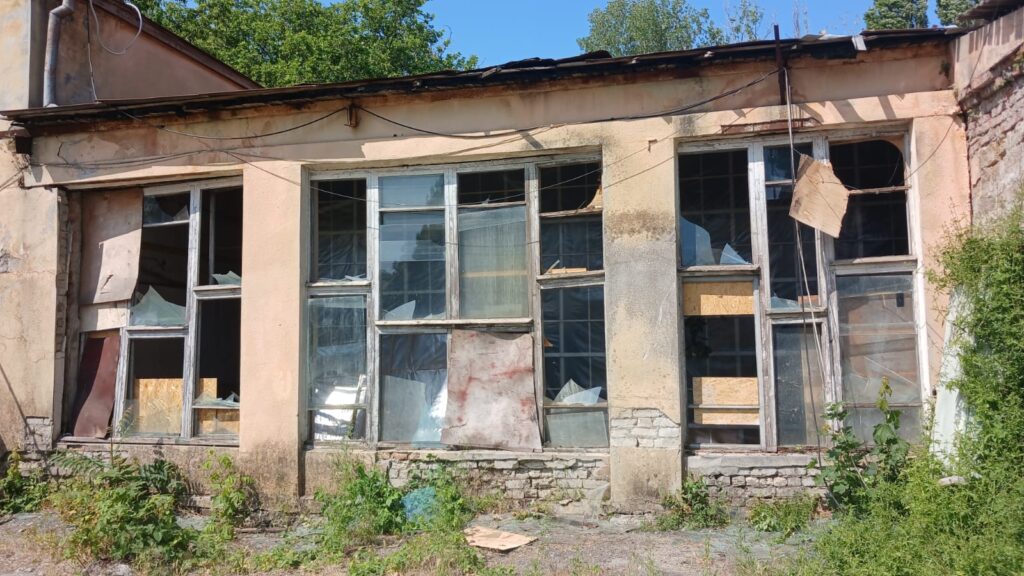 Одеська кіностудія потрапила під обстріл рф: знищені декорації до фільму «Довженко»