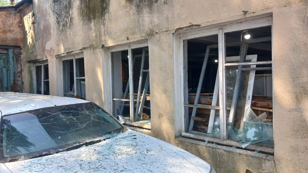 Одеська кіностудія потрапила під обстріл рф: знищені декорації до фільму «Довженко» 2 Понівечене приміщення кіностудії.